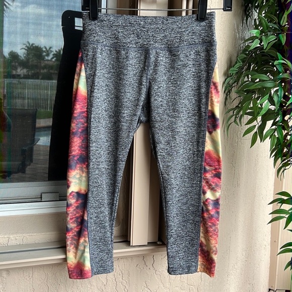 Lularoe Jade Capri (Workout) Legging - Picture 2 of 9